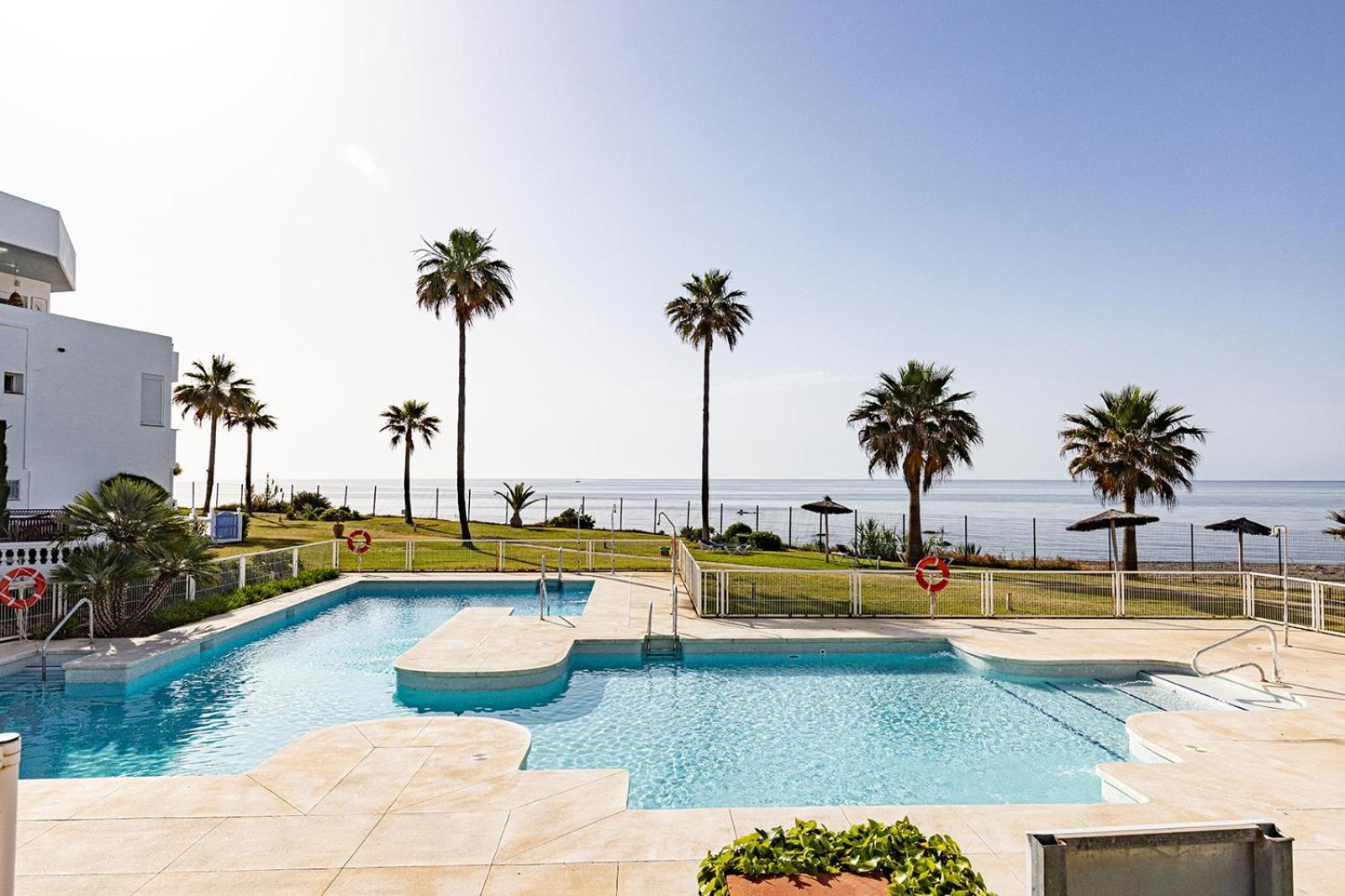 Sunrise Beach Front - Casares Del Mar Bagian luar foto
