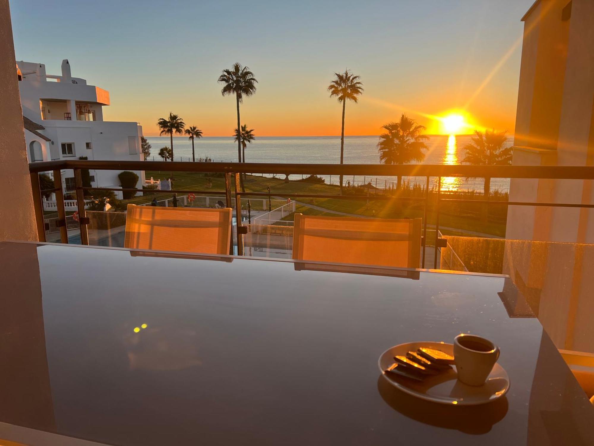 Sunrise Beach Front - Casares Del Mar Bagian luar foto
