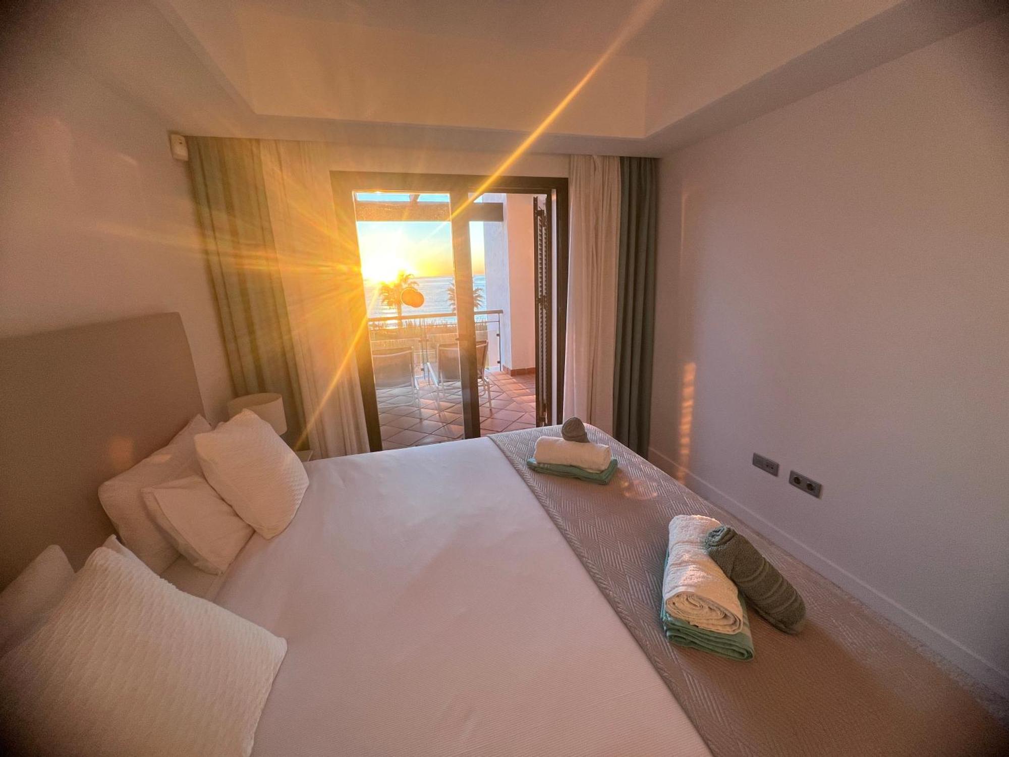 Sunrise Beach Front - Casares Del Mar Bagian luar foto