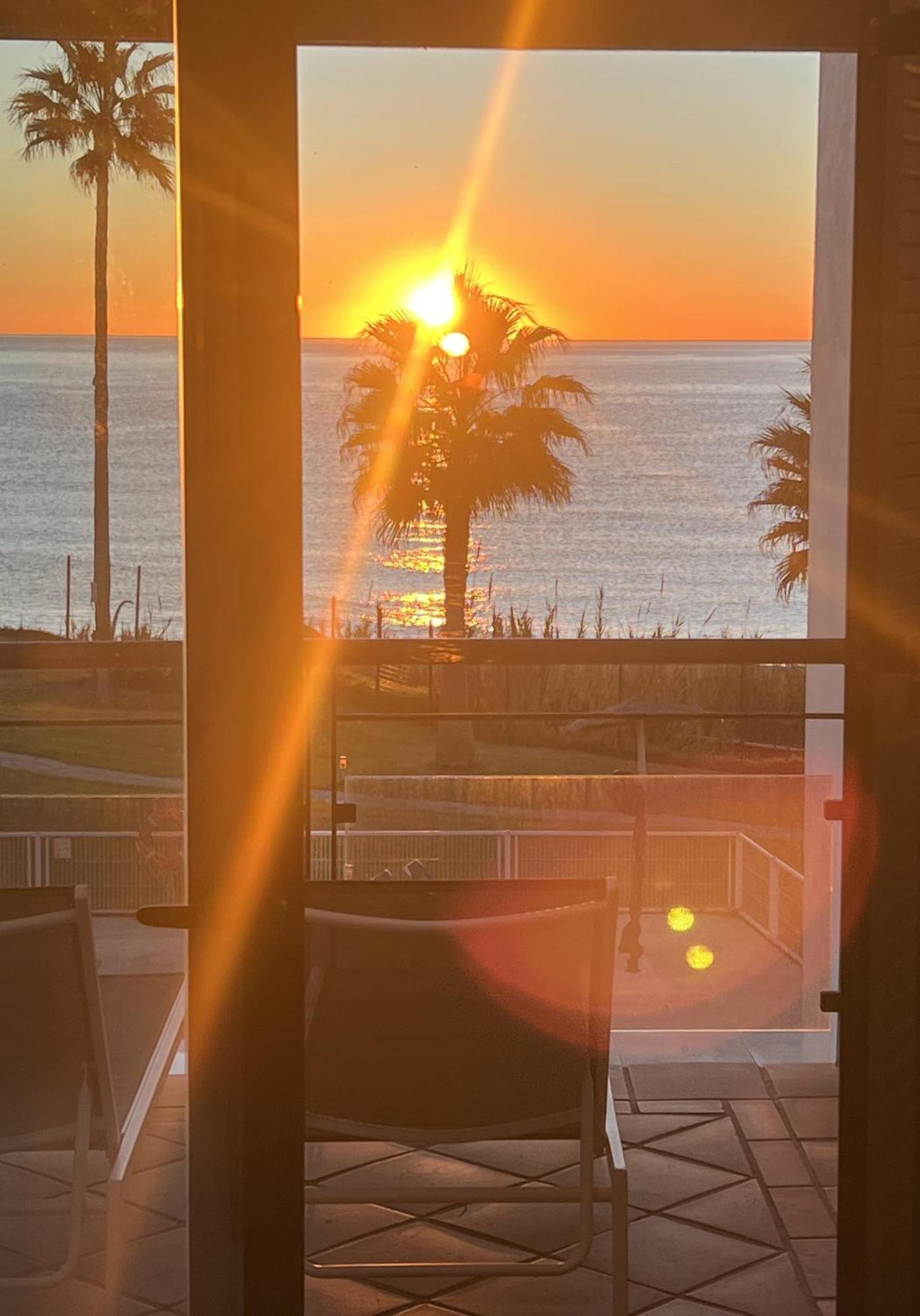 Sunrise Beach Front - Casares Del Mar Bagian luar foto
