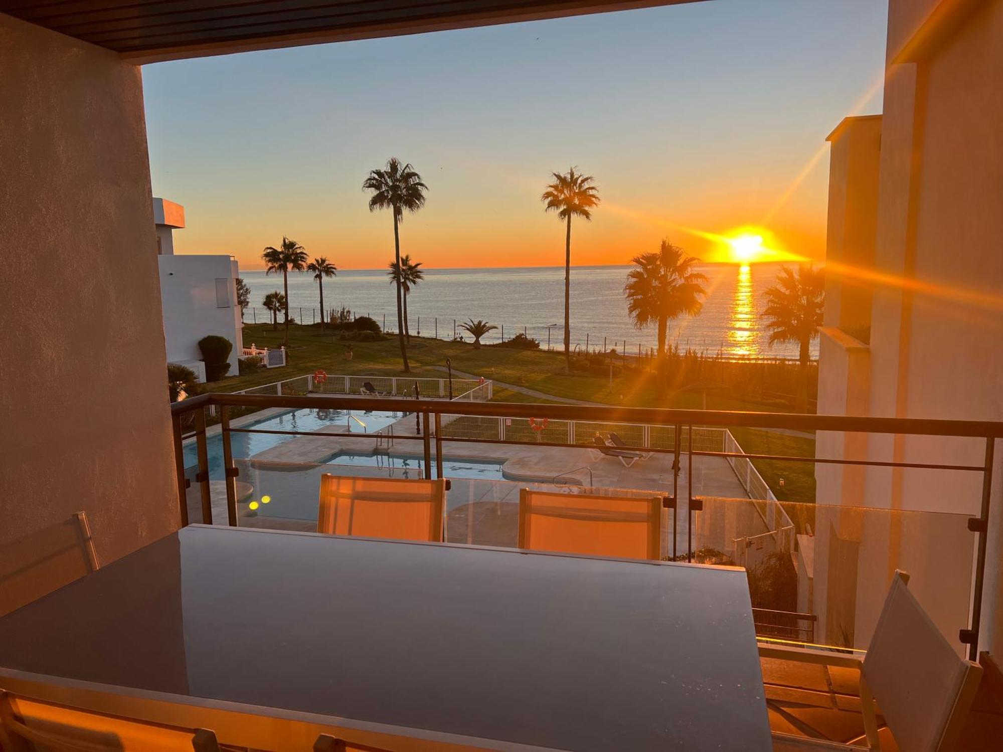 Sunrise Beach Front - Casares Del Mar Bagian luar foto