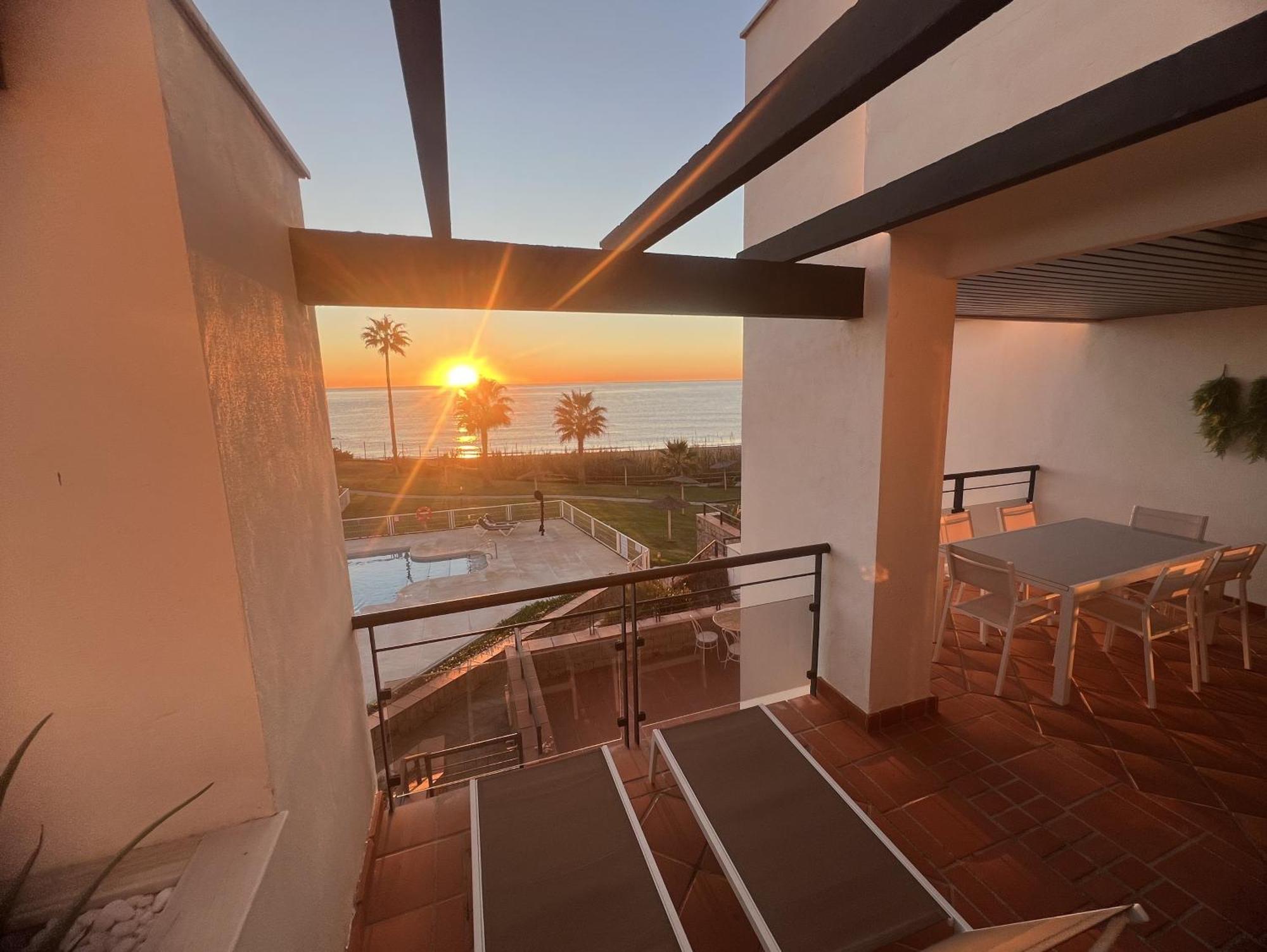 Sunrise Beach Front - Casares Del Mar Bagian luar foto